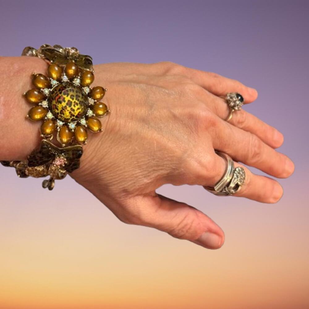 Betsey Johnson Leaping Leopard Flower & Bow Beaded Bracelet - Picture 4 of 10